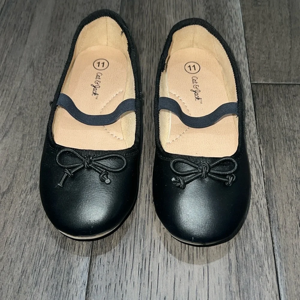 Gently used cat & Jack Mary Jane like flats with a string bow